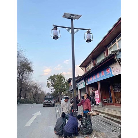 云南的太阳能路灯厂家在产品设计上是否考虑到了当地的气候特点和日照时长？